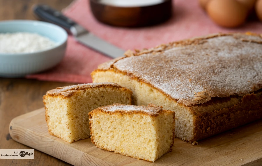 Coca de llanda, a typical cake from Gandía