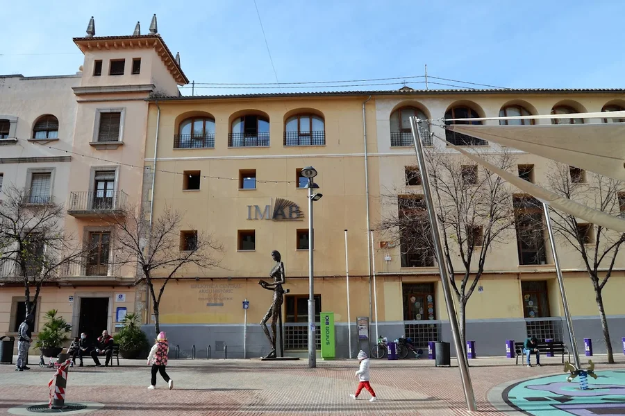 Library at Plaza del Rey Jaume