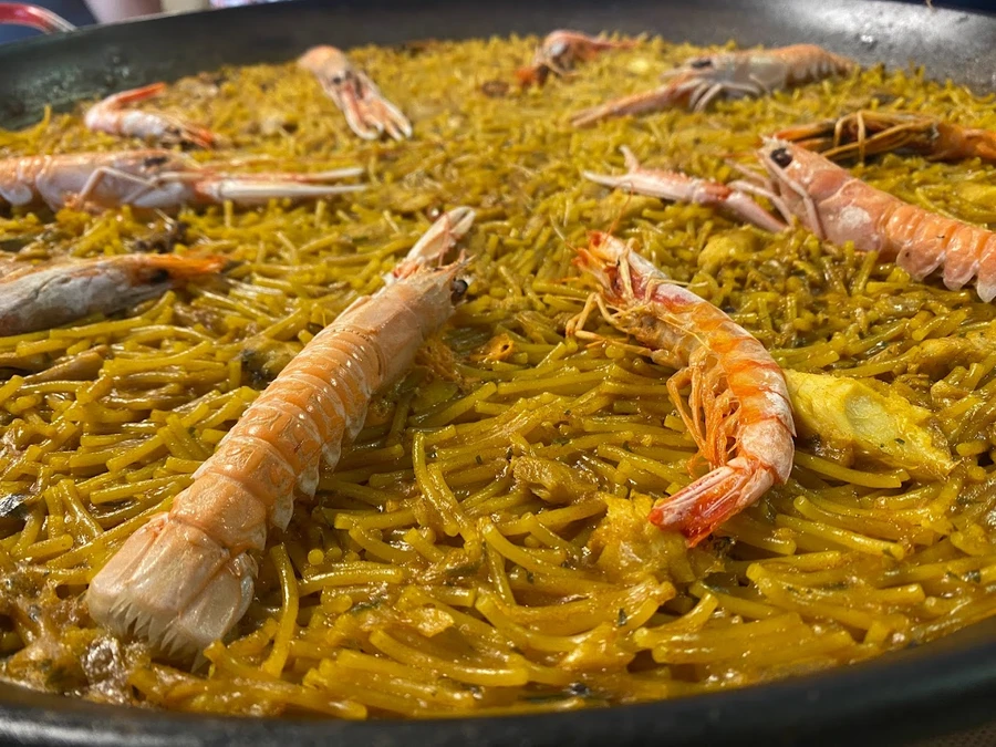 Preparing Gandia fideua